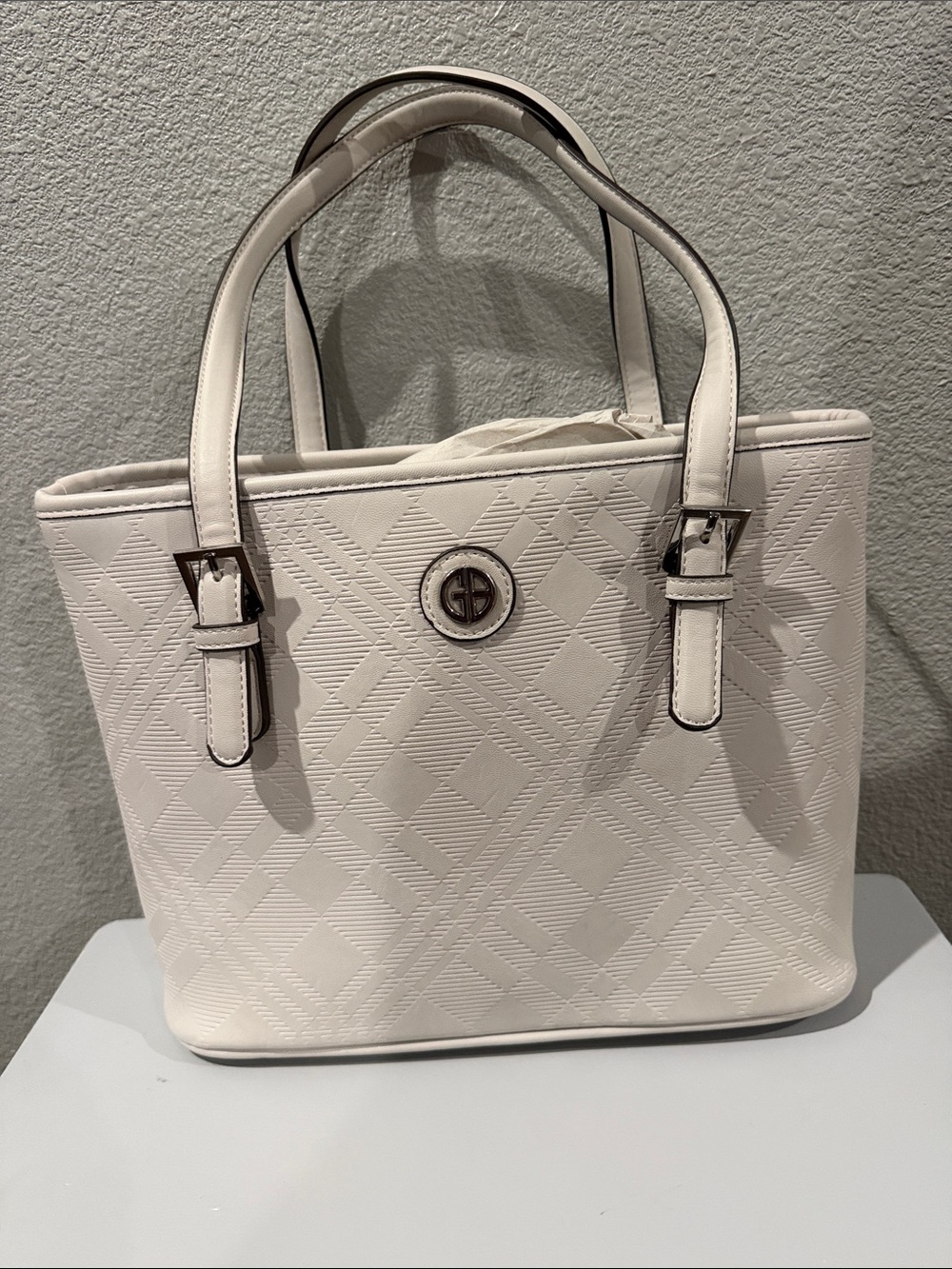 Giani Bernini New Elegant Off White Tote Handbag with Patterned Texture